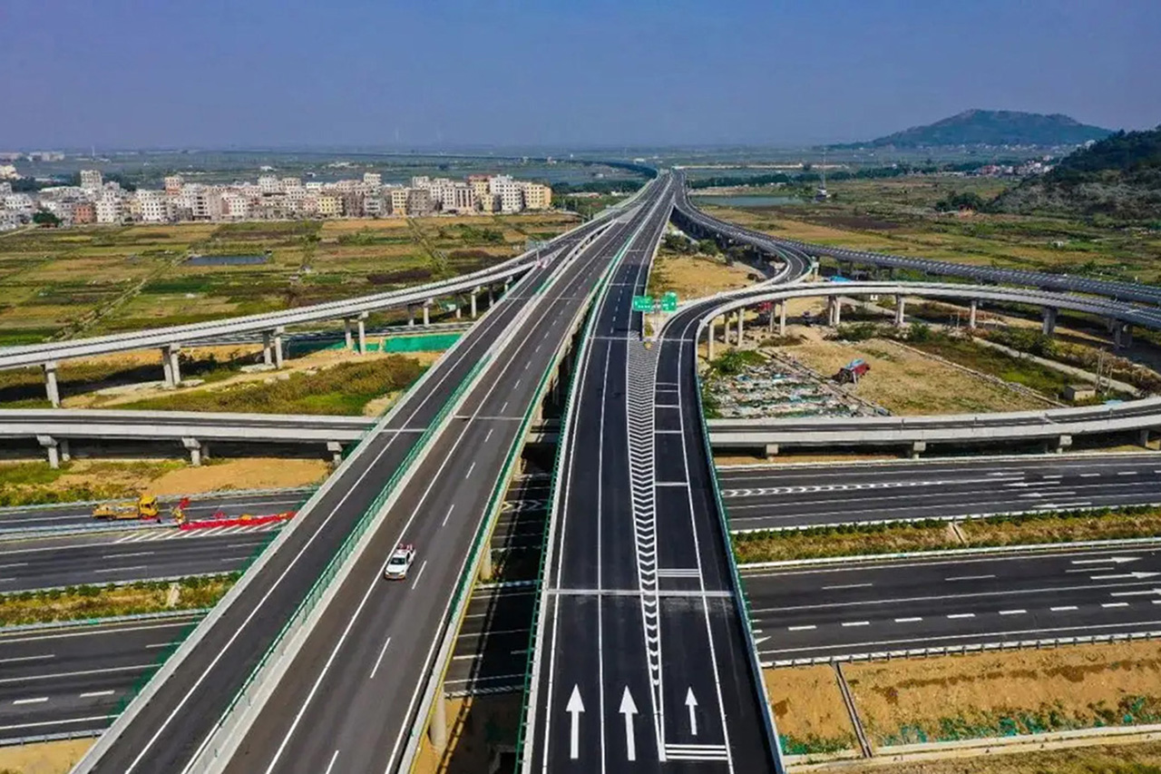 非现场执法系统：治理货运车辆超限超载，加强源头治超管理是关键。